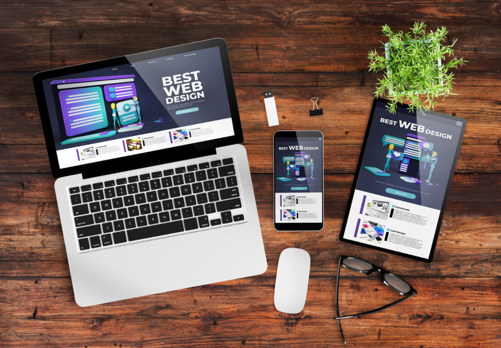 Un ordinateur portable, une tablette et un téléphone affichant le même site avec différentes structures.
