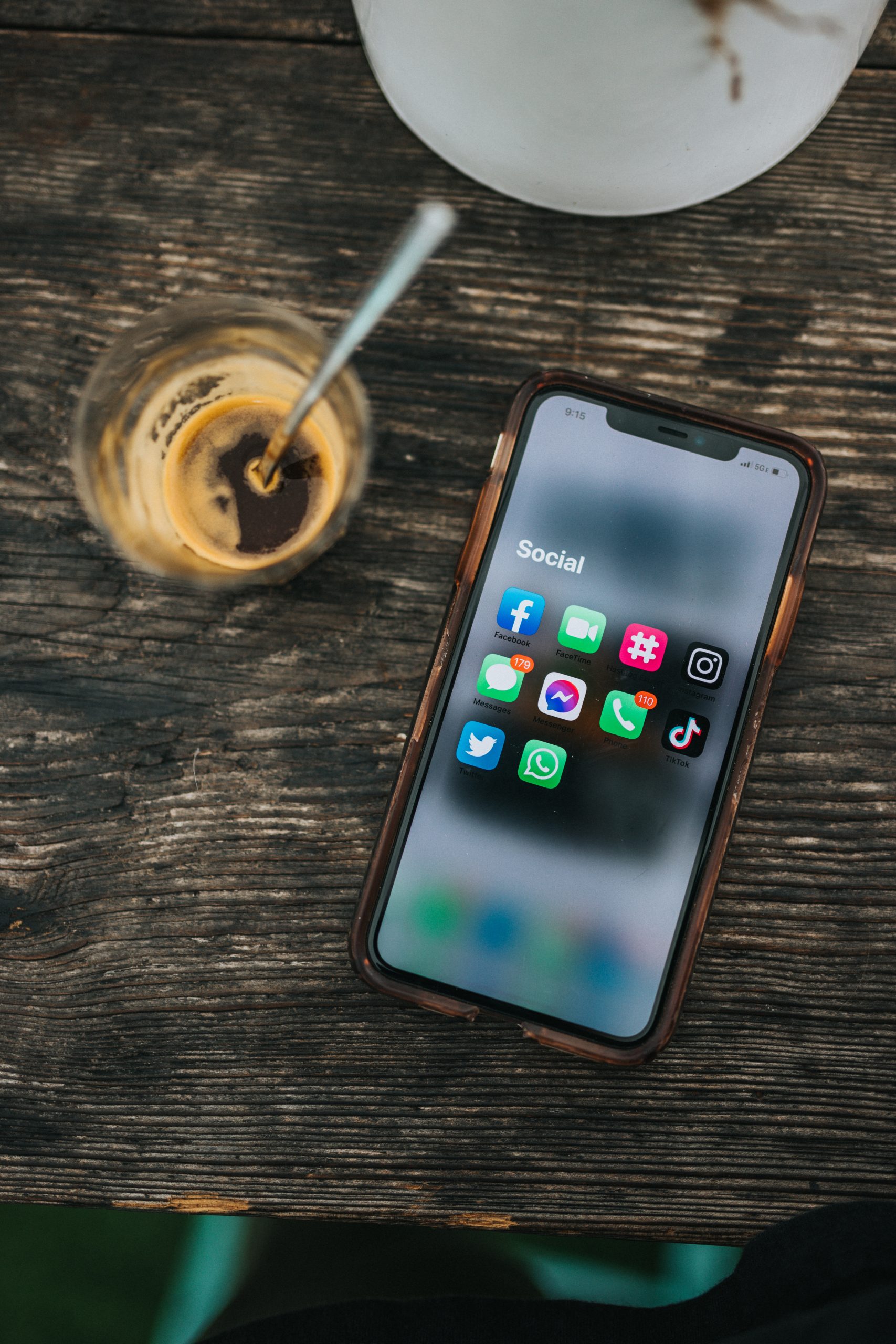 Un téléphone affichant les icônes de tous les réseaux sociaux.